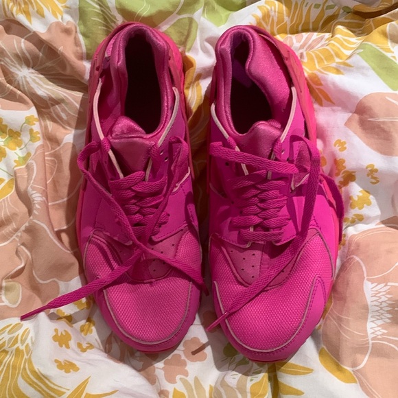 NIKE - Picture 1 of 4